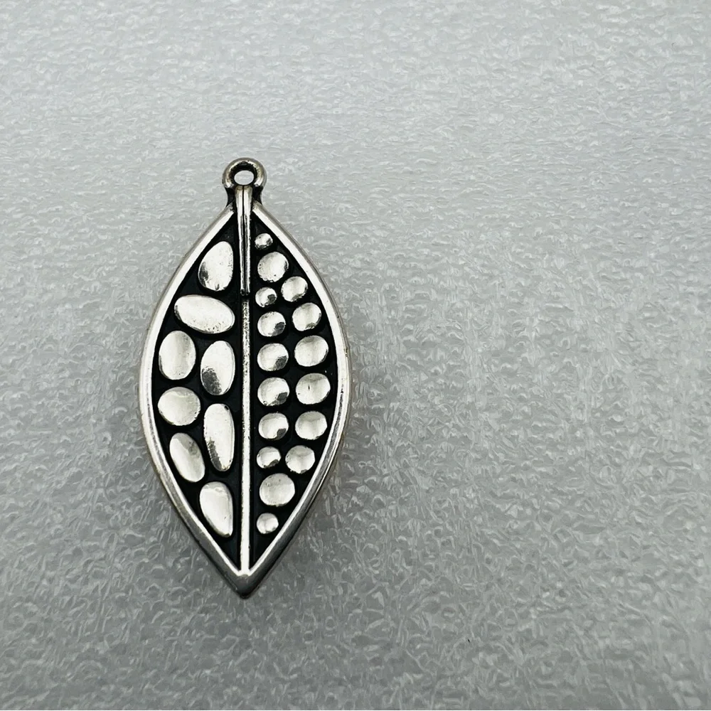 Pebble Leaf Silver plated Pendant - Picture 4 of 5